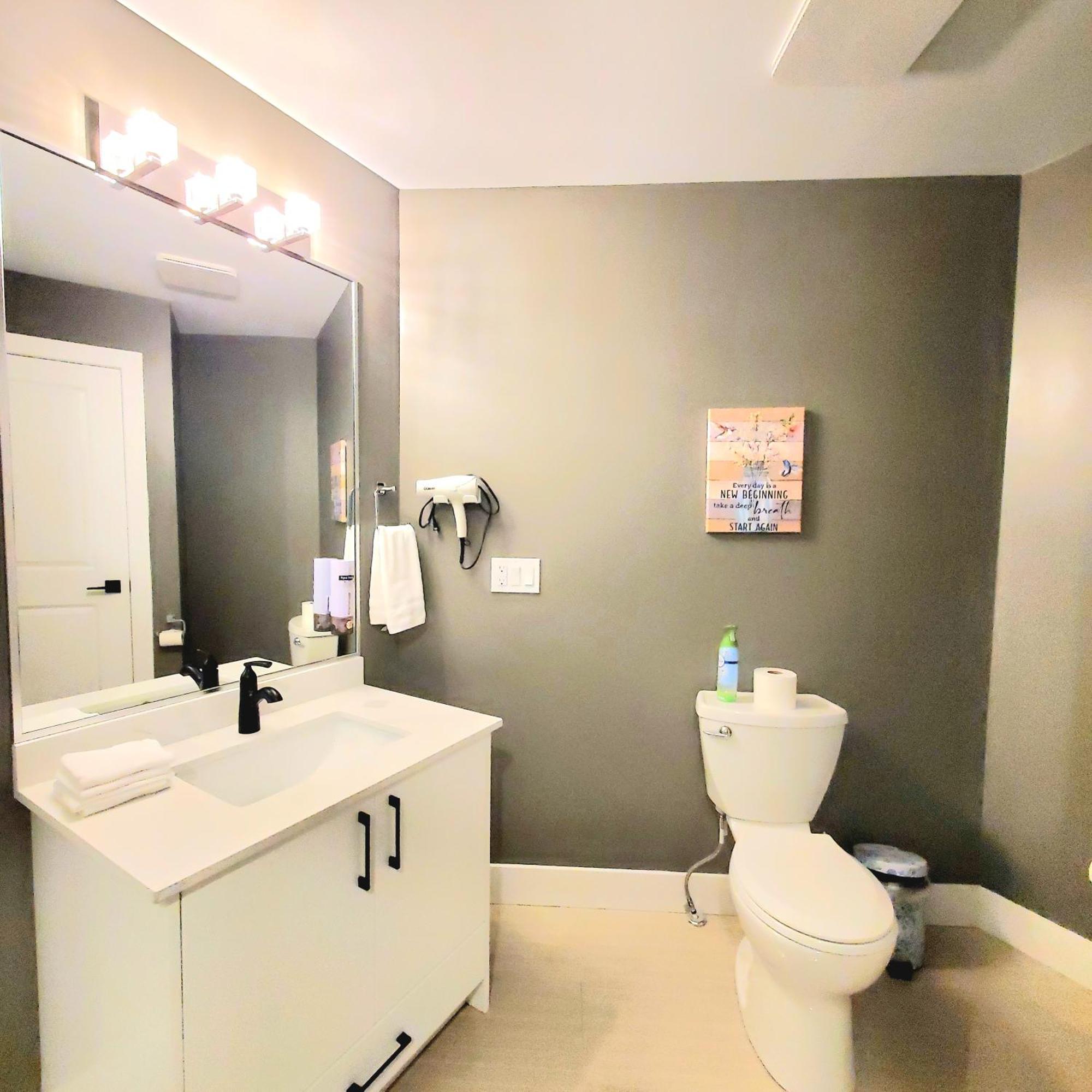 Mountain Retreat 3 Bedroom Garden House Near Heritage Park, Coliseum , Hwy 1, Fishing, Cultus Lake Chilliwack Szoba fotó
